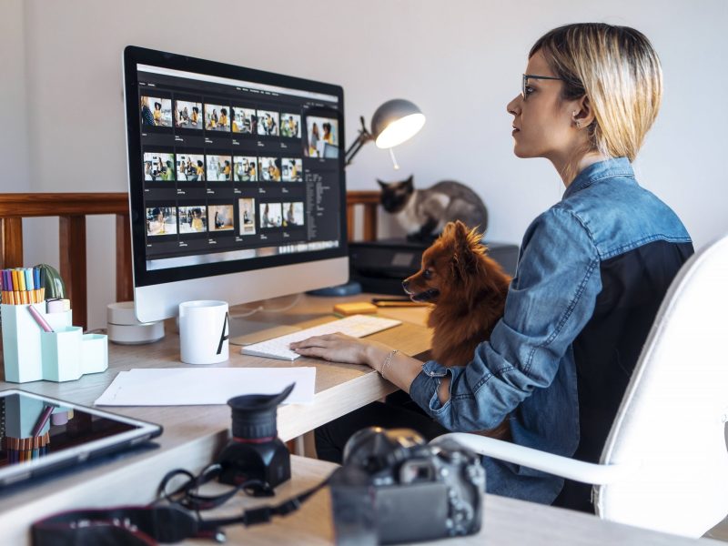 Frau arbeitet am Computer