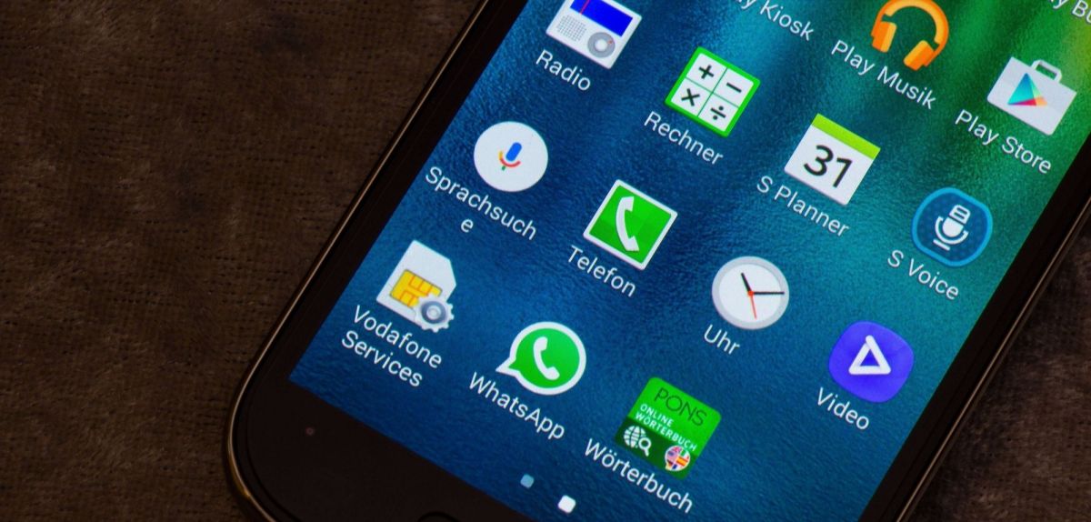 Ein Handy mit mehreren installierten Apps.