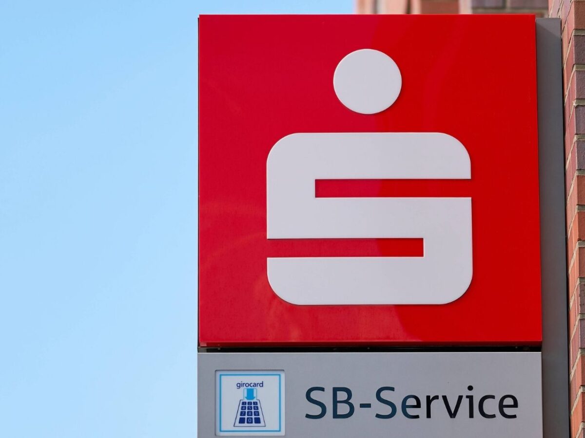 Logo der Sparkasse bei einem SB-Schalter.