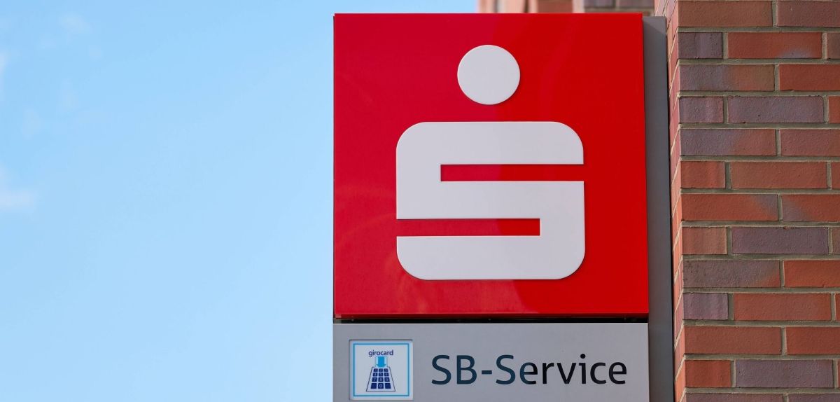 Logo der Sparkasse bei einem SB-Schalter.