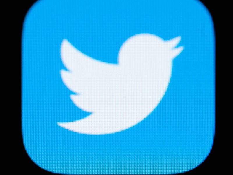 Das Logo von Twitter mit weißer Taube vor blauem Hintergrund