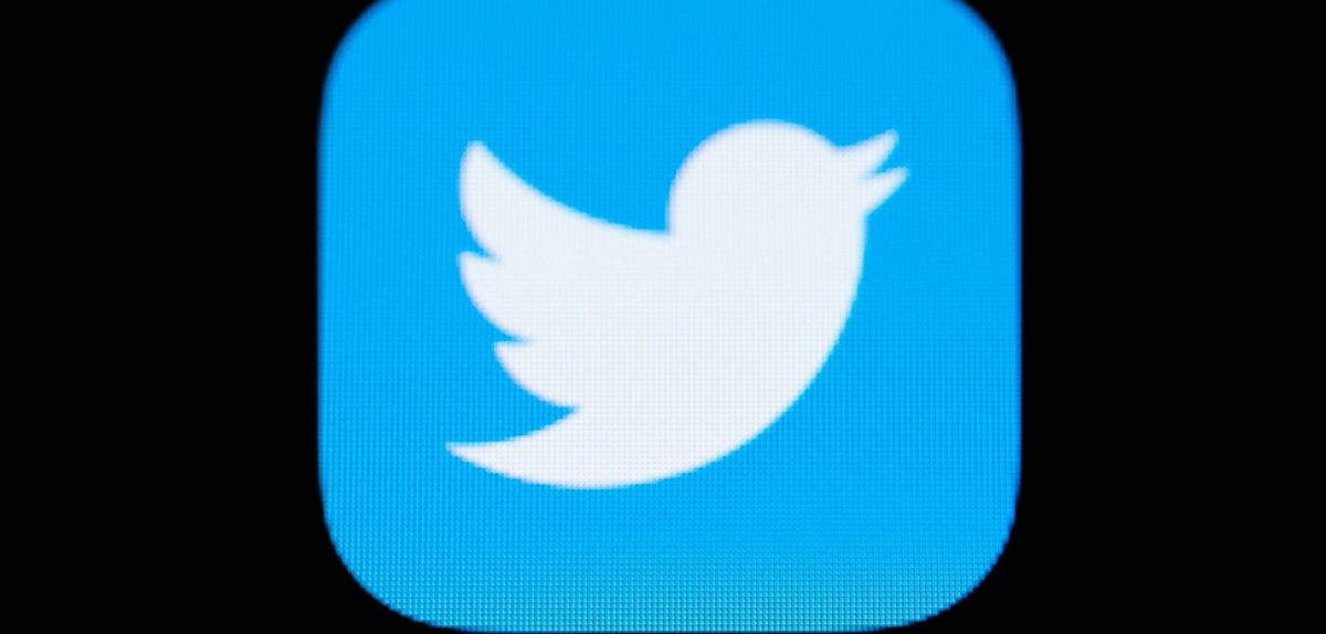 Das Logo von Twitter mit weißer Taube vor blauem Hintergrund