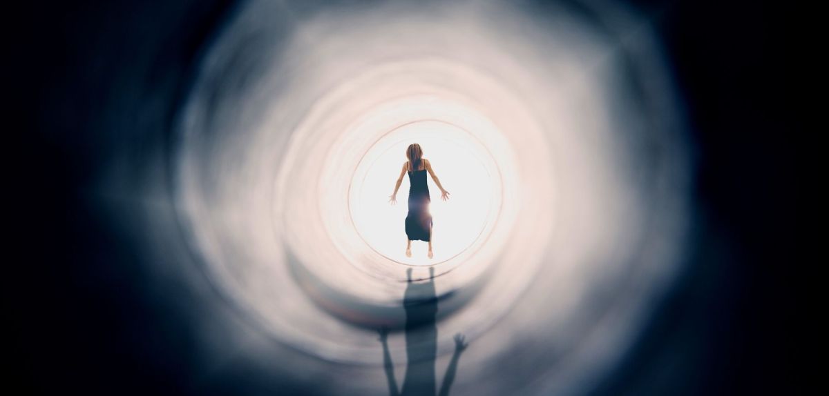 Frau in einem Tunnel