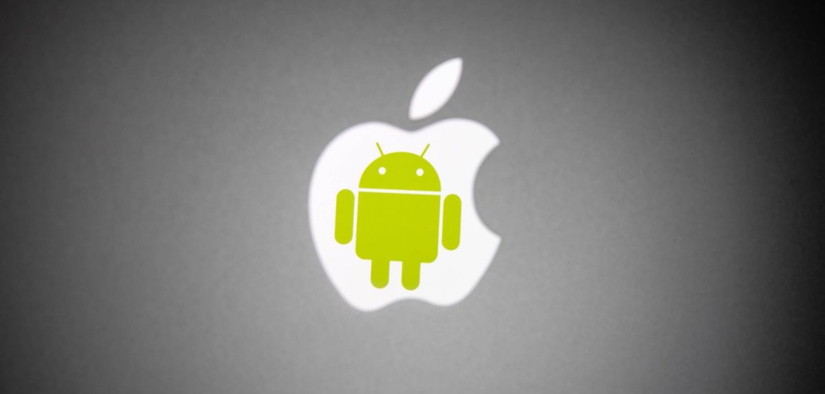 Android-Logo vor Apple-Logo