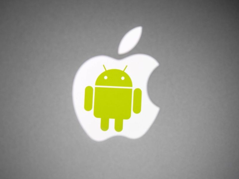 Android-Logo vor Apple-Logo
