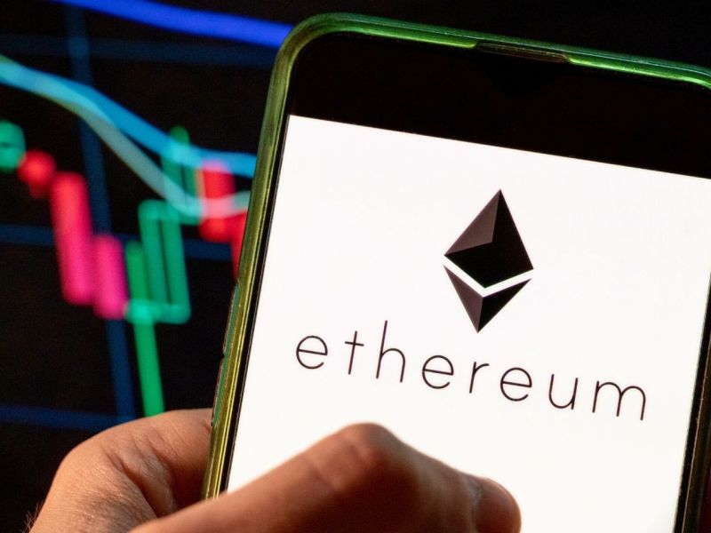 Ethereum-Logo auf einem Smartphone