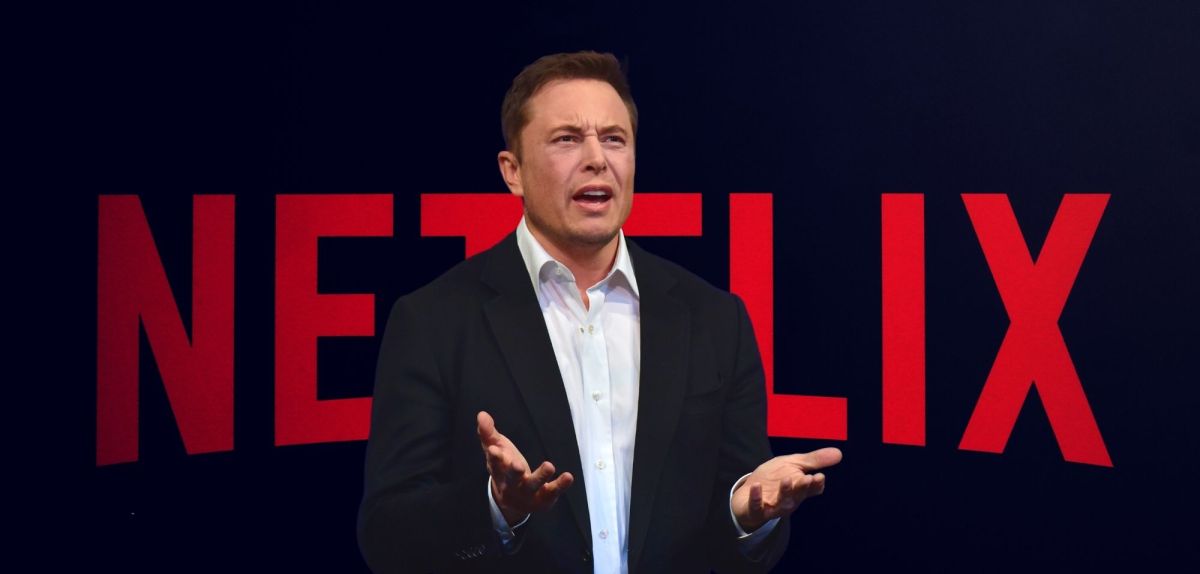 Elon Musk vor einem Netflix-Logo