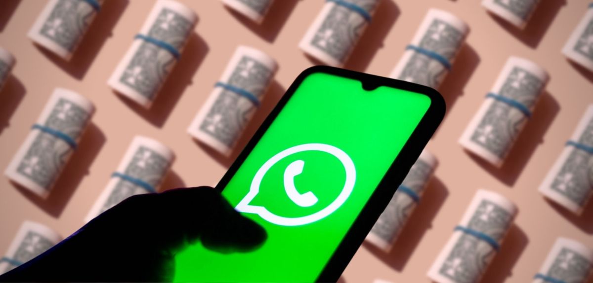 WhatsApp-Logo auf einem Smartphone