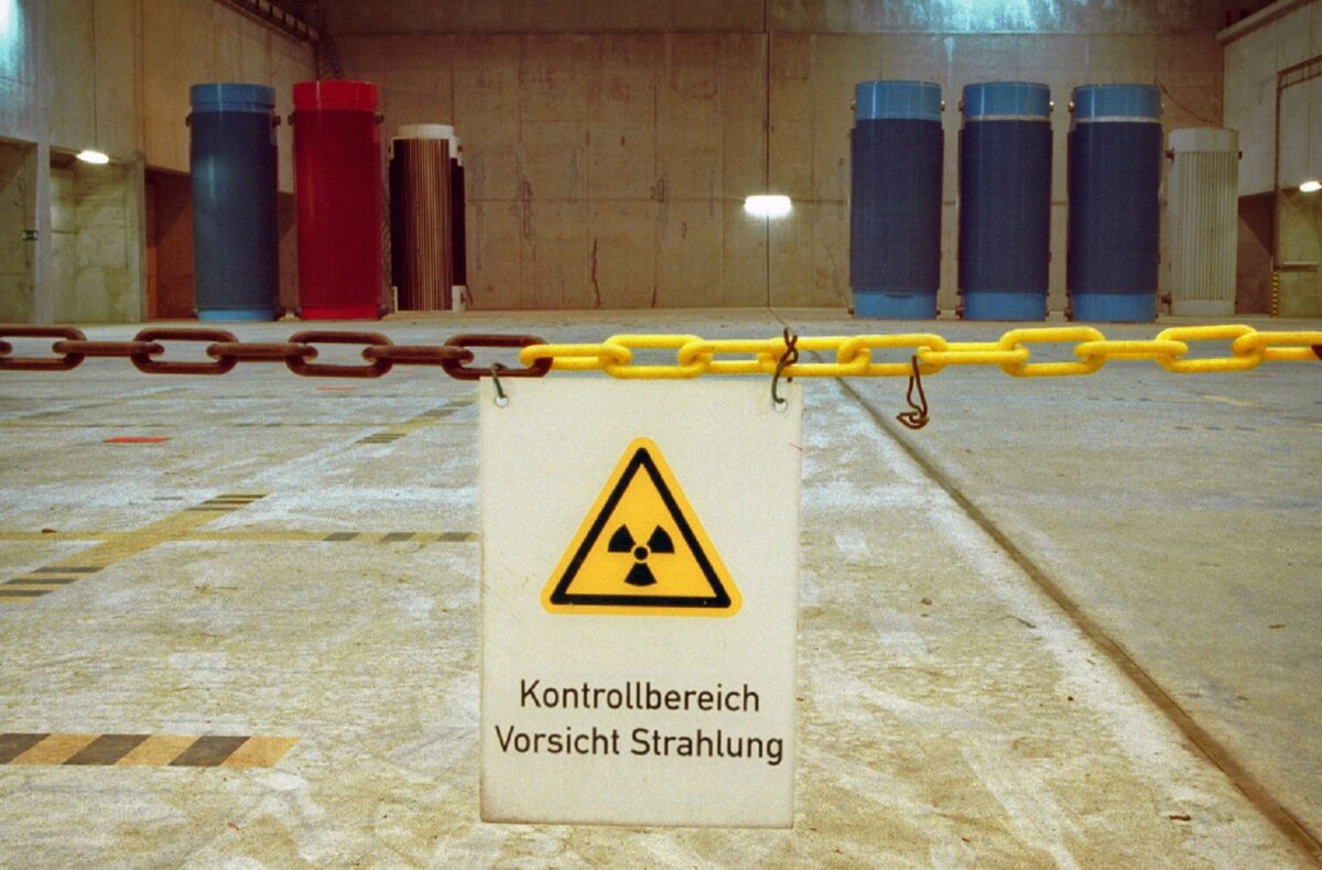 Warnschild für radioaktiv verseuchtes Endlager