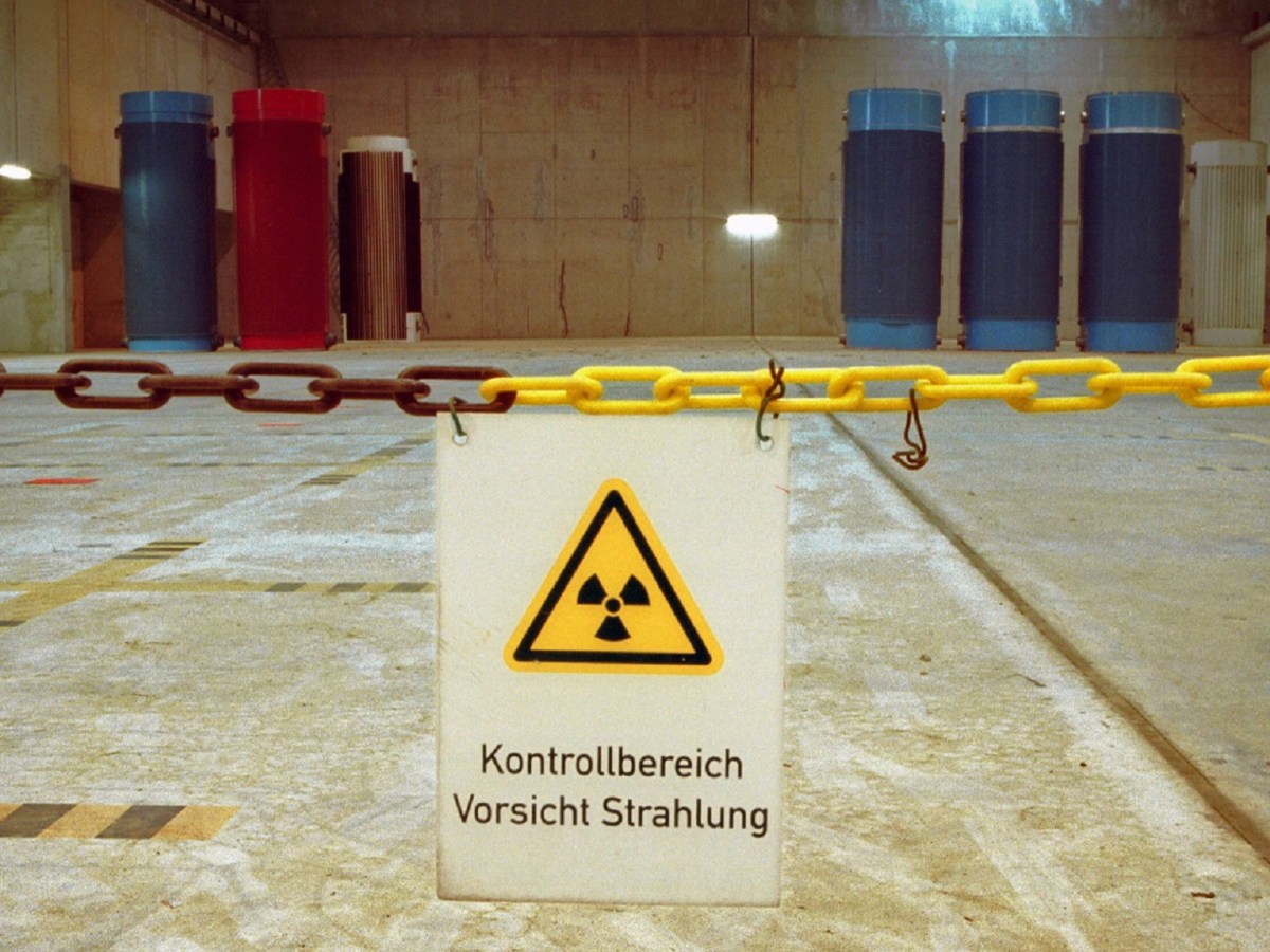 Warnschild für radioaktiv verseuchtes Endlager