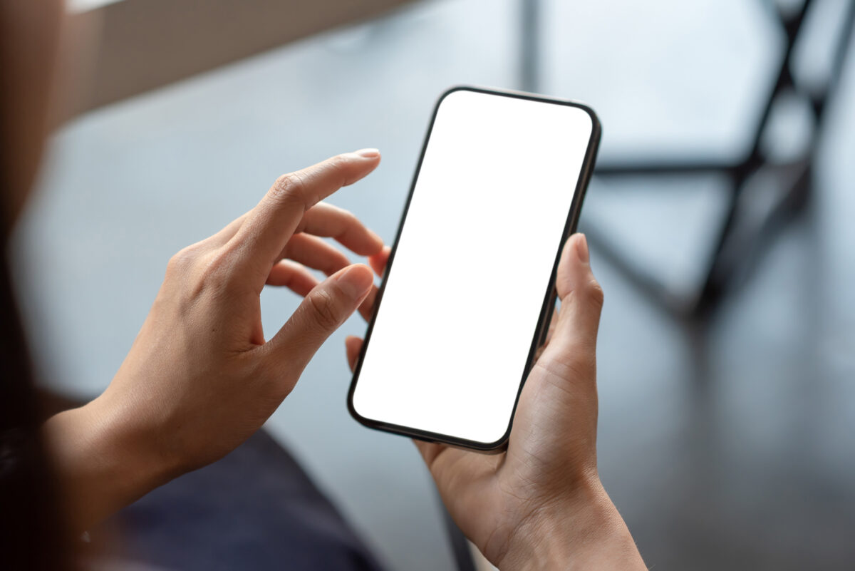 Finger an einem iPhone mit weißem Screen