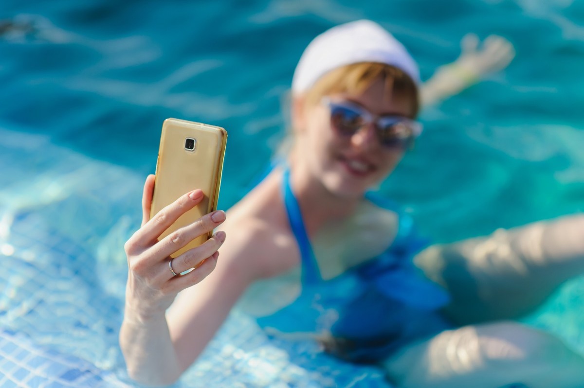 Frau macht ein Selfie im Swimmingpool