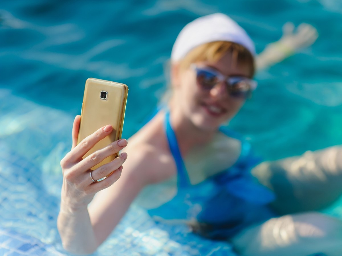 Frau macht ein Selfie im Swimmingpool