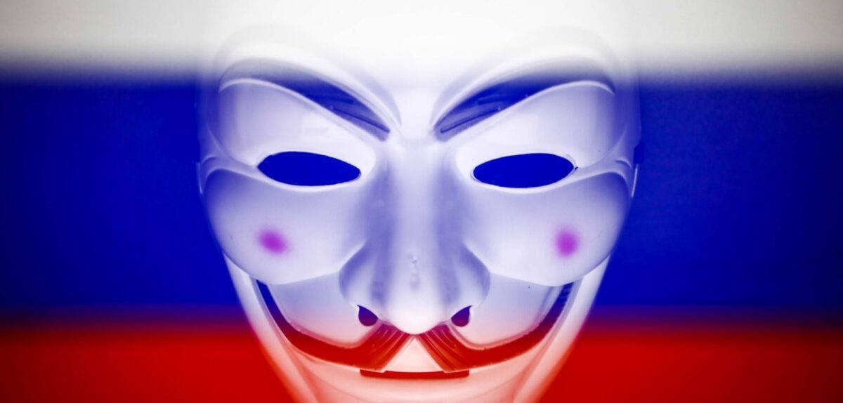 Anonymous-Maske vor den Farben der russischen Flagge.
