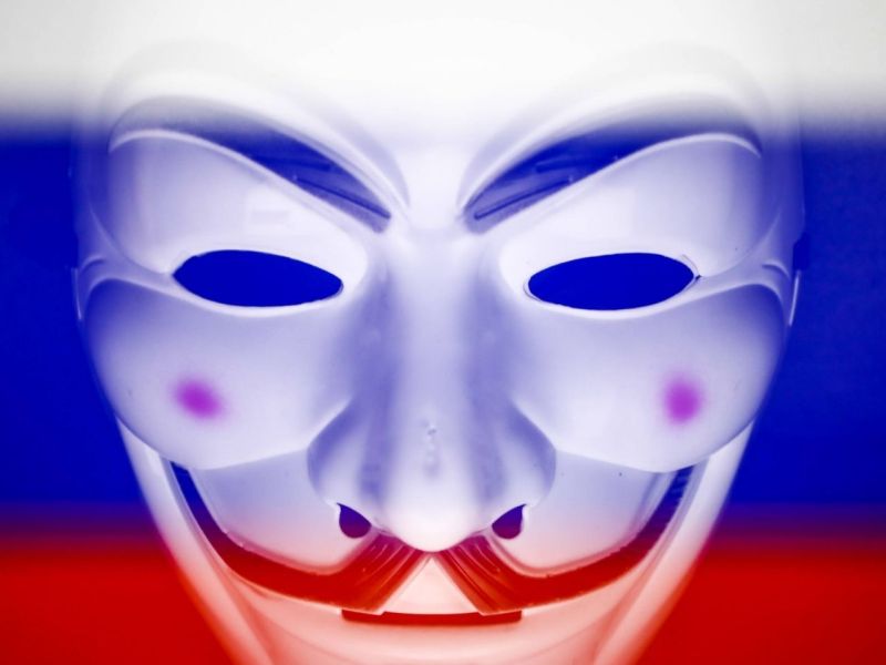 Guy Fawkes-Maske vor den Farben der russischen Flagge