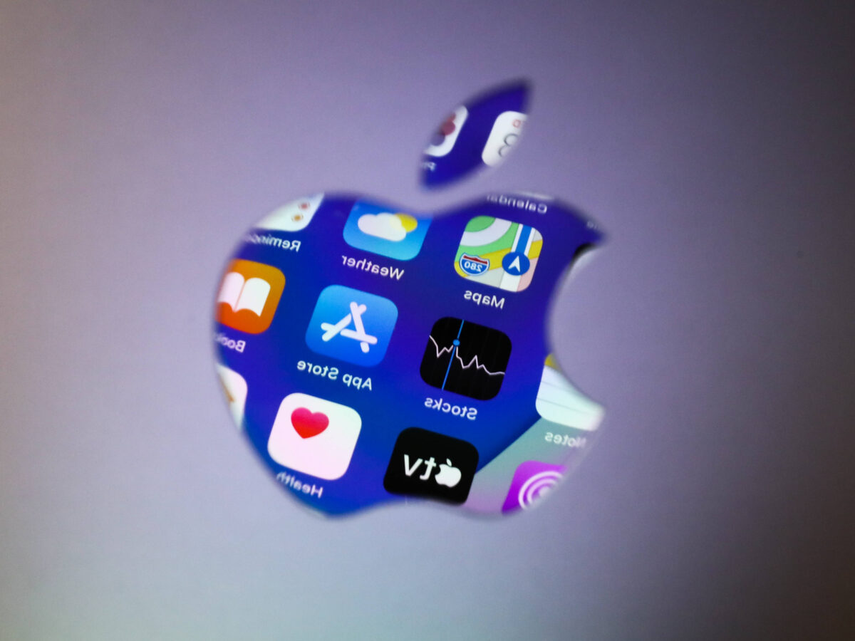 Apple Logo vor iOS Oberfläche