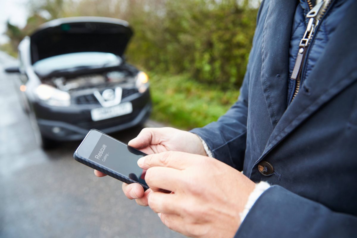 Autopanne Person mit Handy in Hand