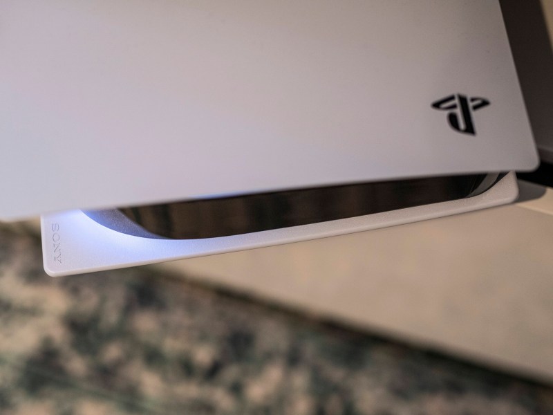 PS5 auf Regal