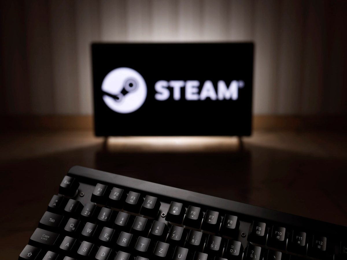 Steam-Logo auf Fernseher vor Tastatur