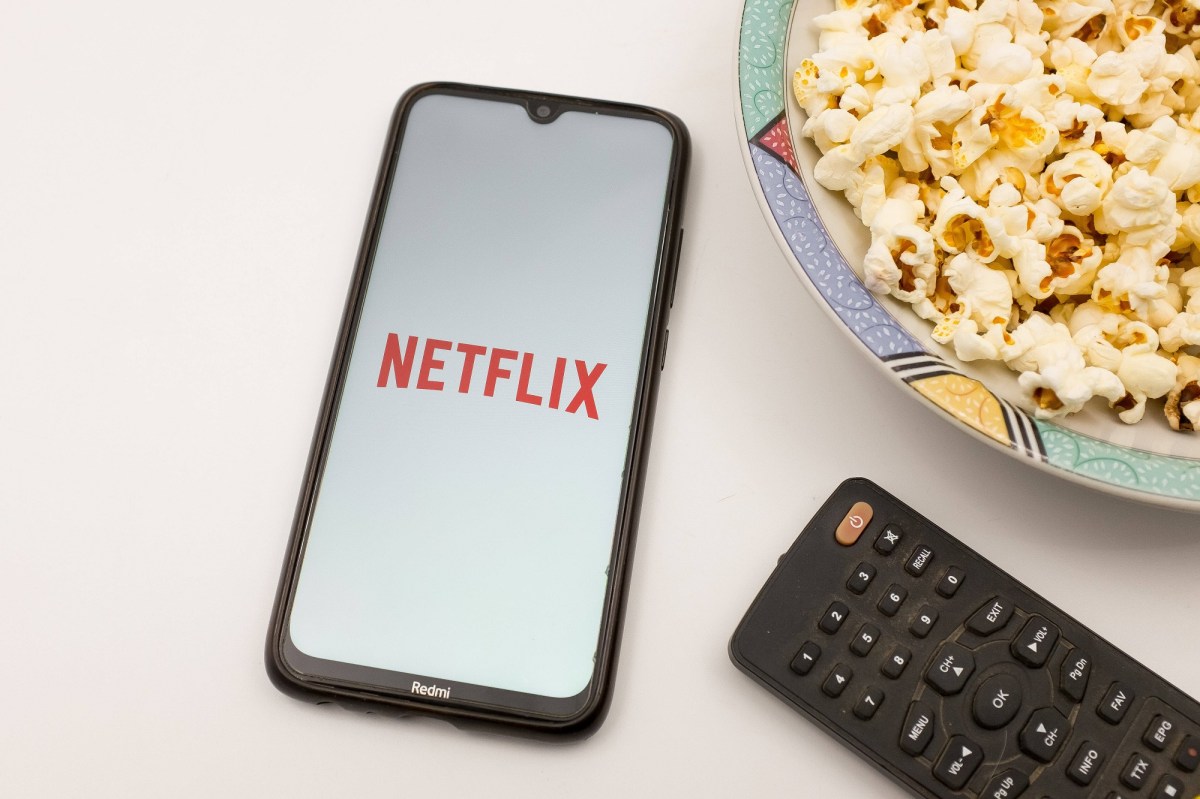Netflix App auf Handy mit Popcorn und Fernbedienung