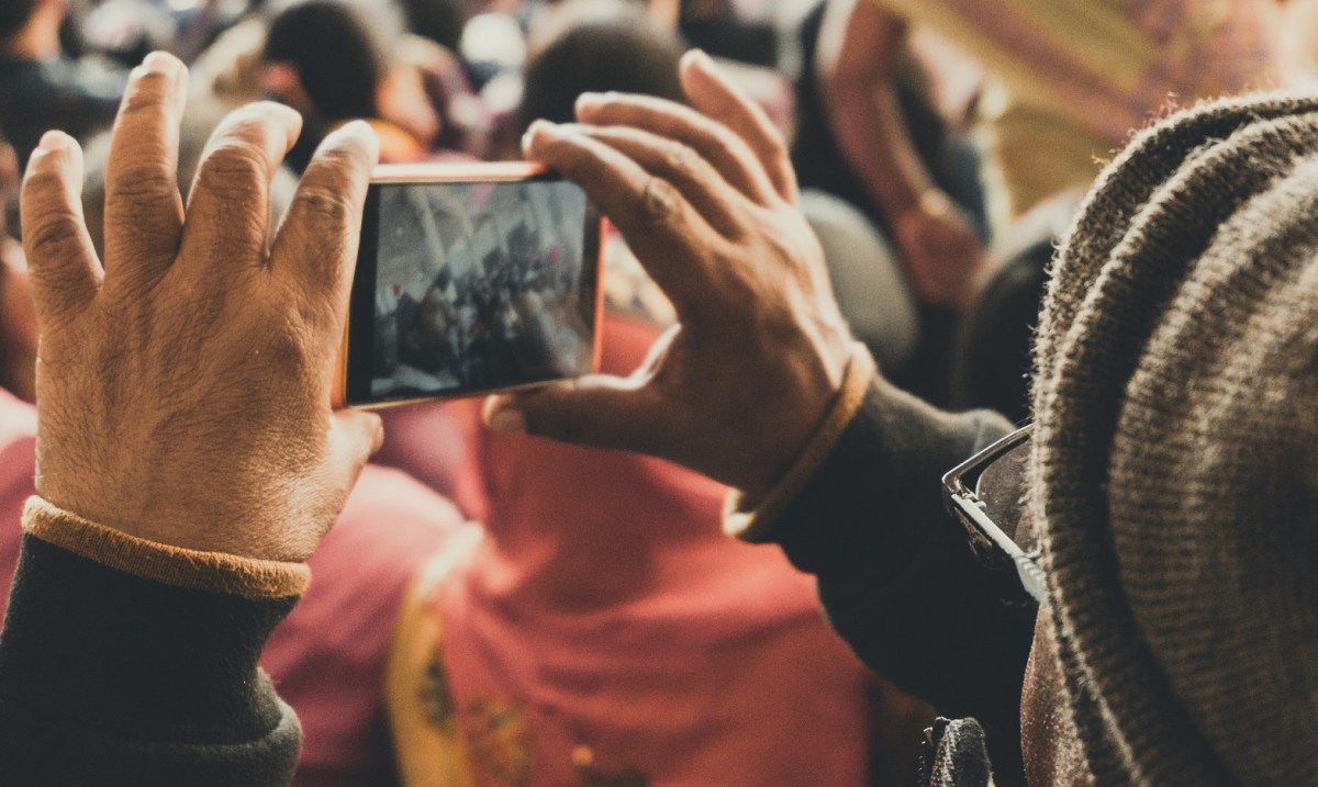 Mann hält Smartphone