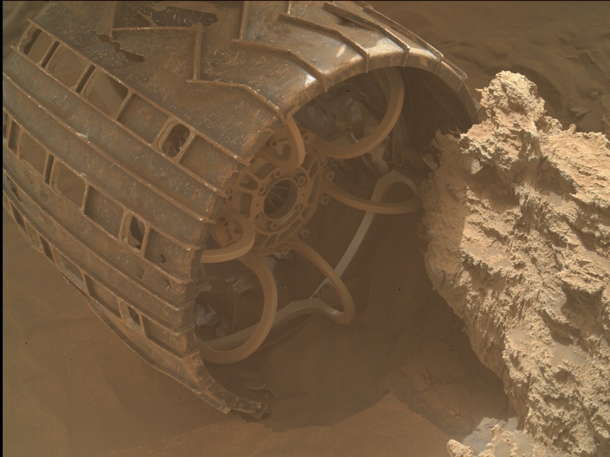 Räder des Mars-Rovers verhaken sich in Gestein