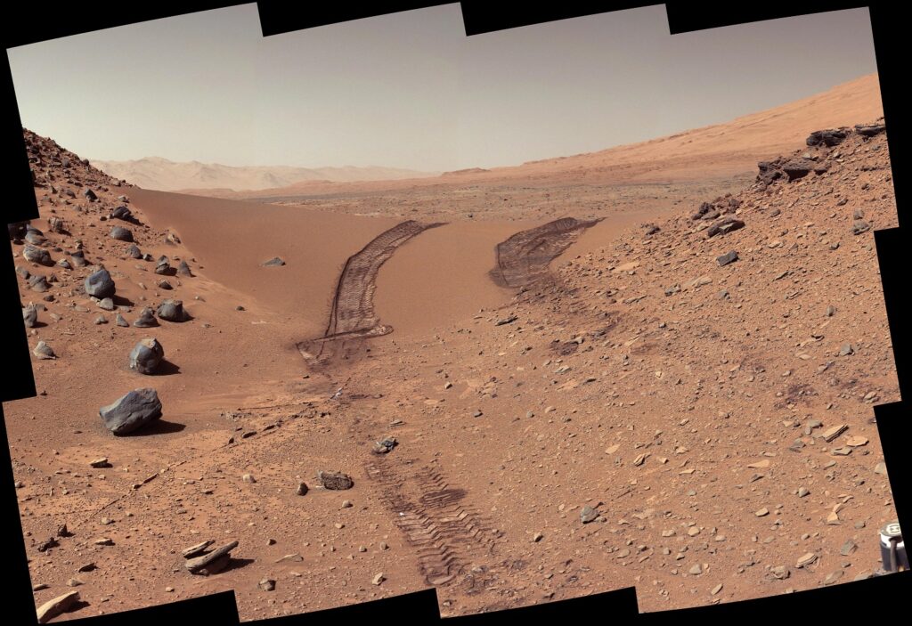 Sanddüne und Reifenspuren auf dem Mars