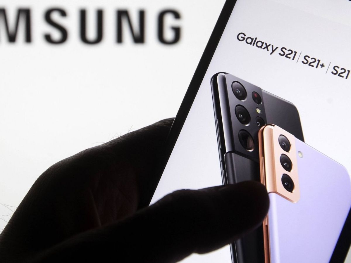 Handy-Display mit Samsung Galaxy S21-Modellen.