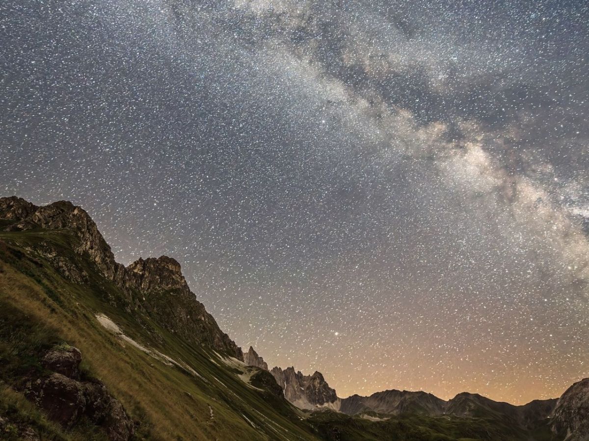 Sternenhimmel über Gebirge.