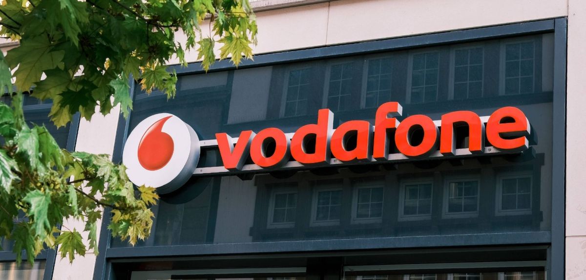 Vodafone-Logo außen an einem Gebäude.