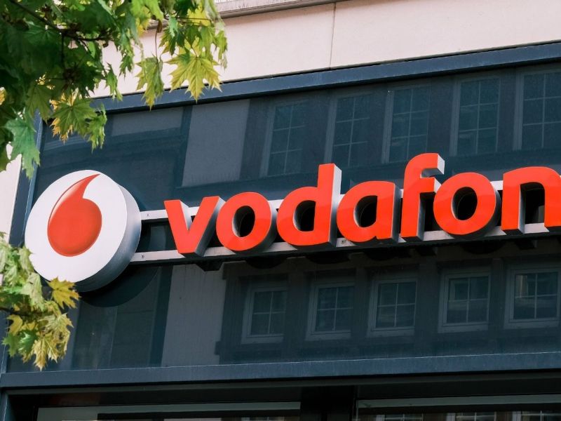 Vodafone-Logo außen an einem Gebäude.