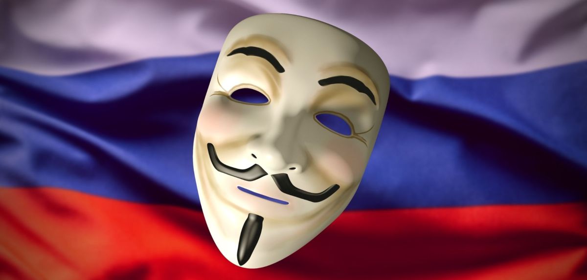 Guy Fawkes-Maske vor einer Russland-Flagge