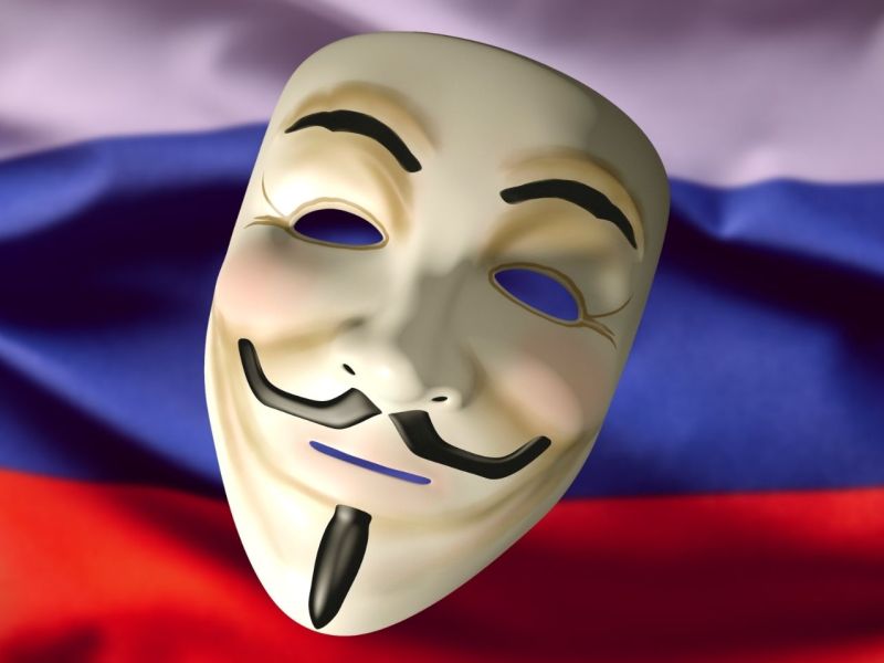 Guy Fawkes-Maske vor einer Russland-Flagge