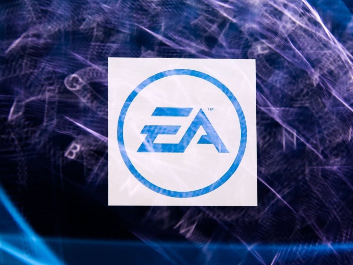 Logo von Electronic Arts (EA), im Hintergrund eine Computer-Tastatur.