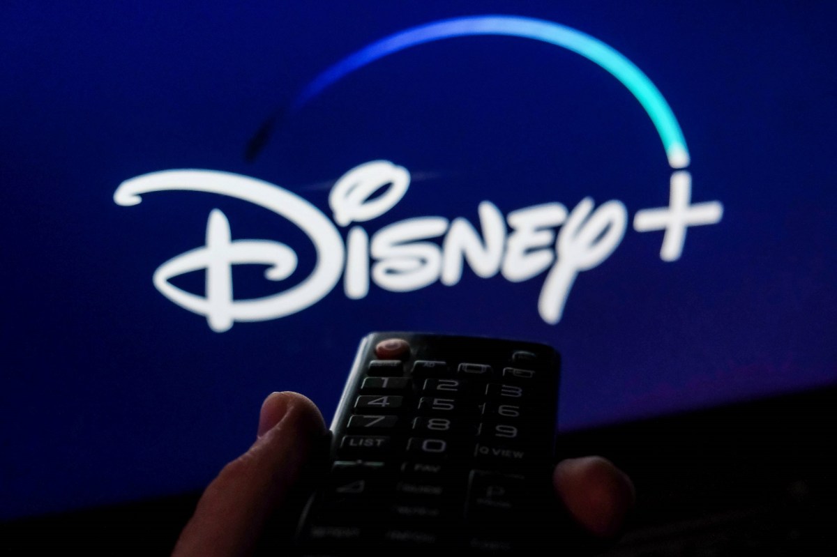 Disney Plus Logo mit Hand, die eine Fernbedienung hält