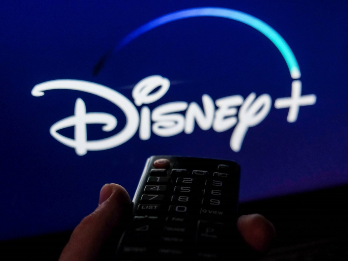 Disney Plus Logo mit Hand, die eine Fernbedienung hält