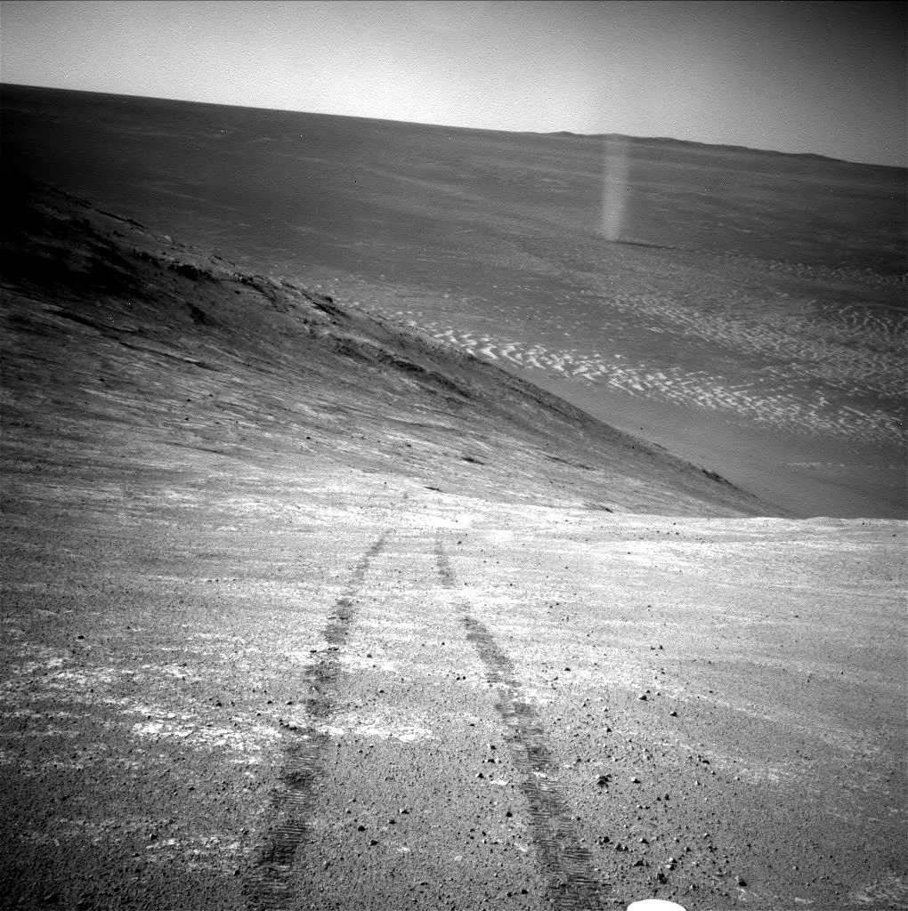 Staubteufel auf der Mars-Oberfläche mit Fahrspuren eines Rovers