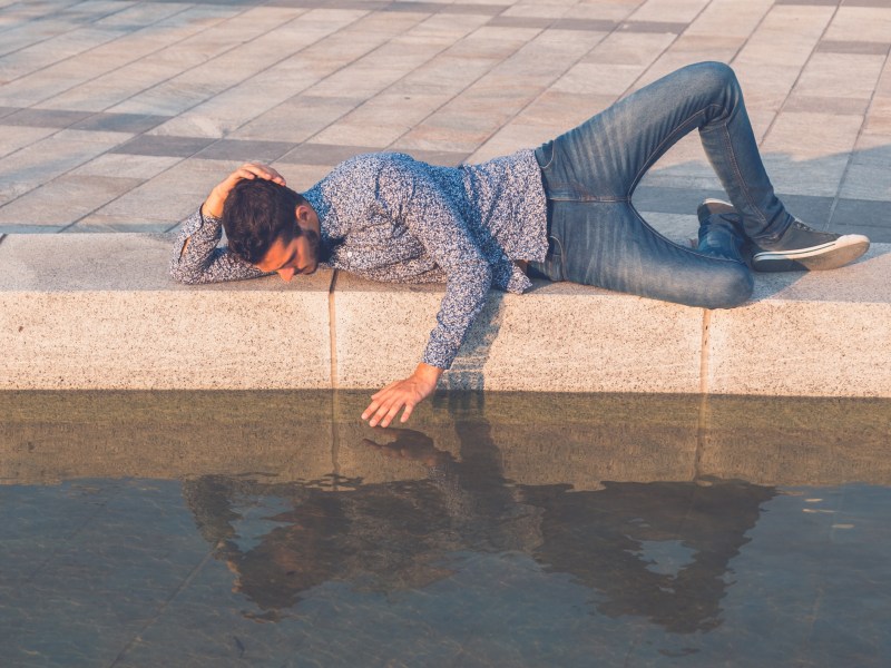 Mann schaut auf Wasser