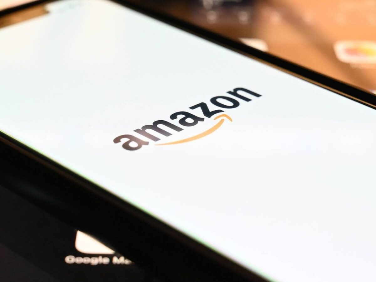 Amazon-Logo auf Smartphone Display