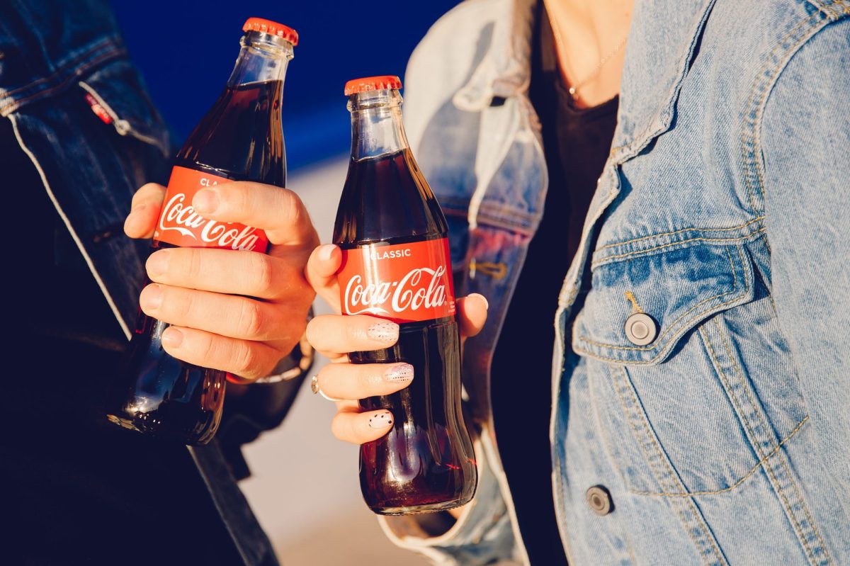 Cola-Flaschen in der Hand