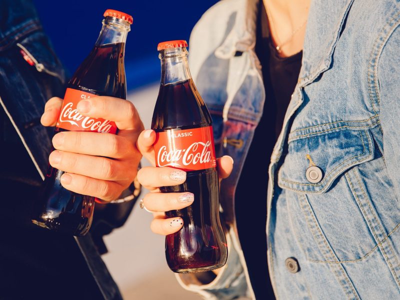 Cola-Flaschen in der Hand