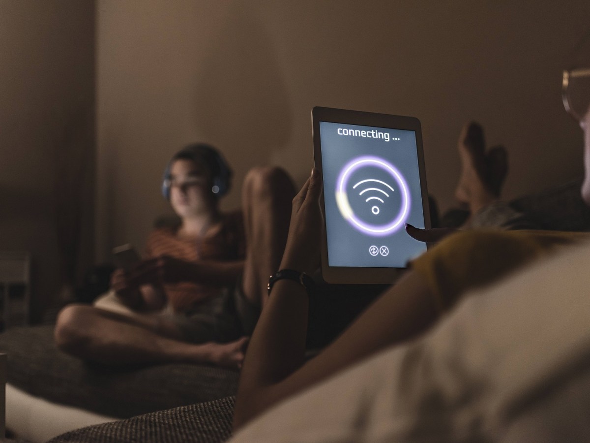 Person verbindet Tablet mit dem WLAN