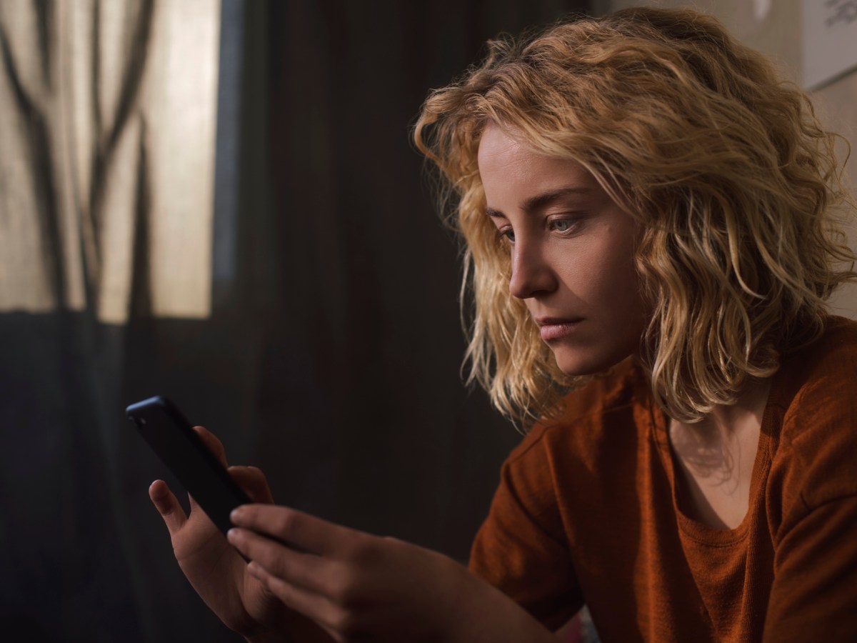 Frau schreibt Gefühle in App für mentale Gesundheit