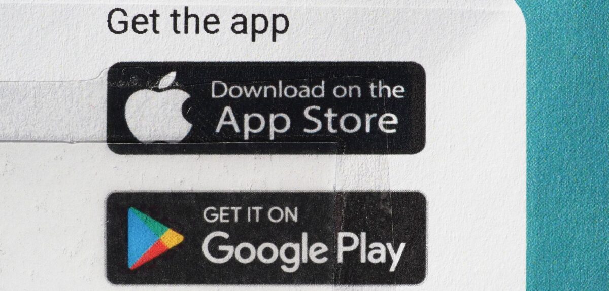 App Store- und Play Store-Logos.