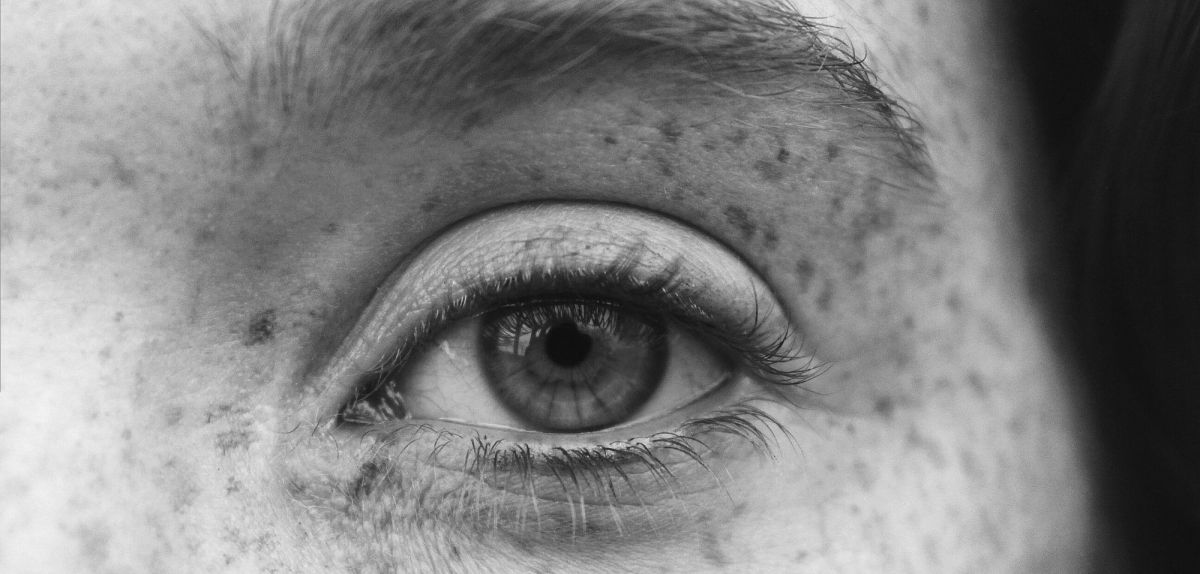 Schwarz-Weiß-Bild eines Auges.