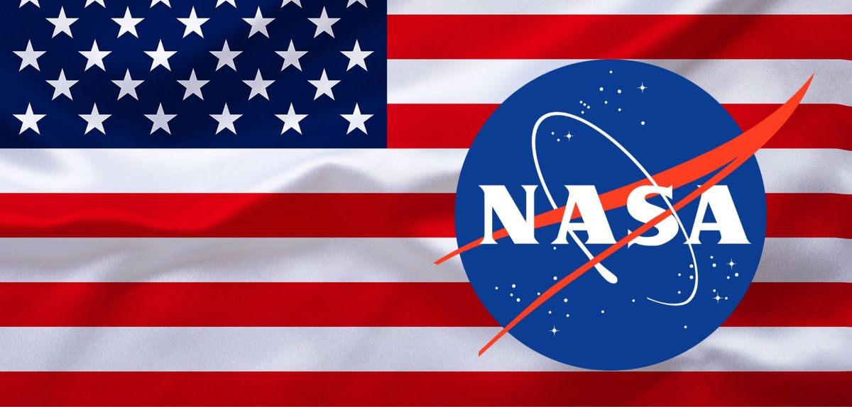 NASA Logo vor amerikanischer Flagge