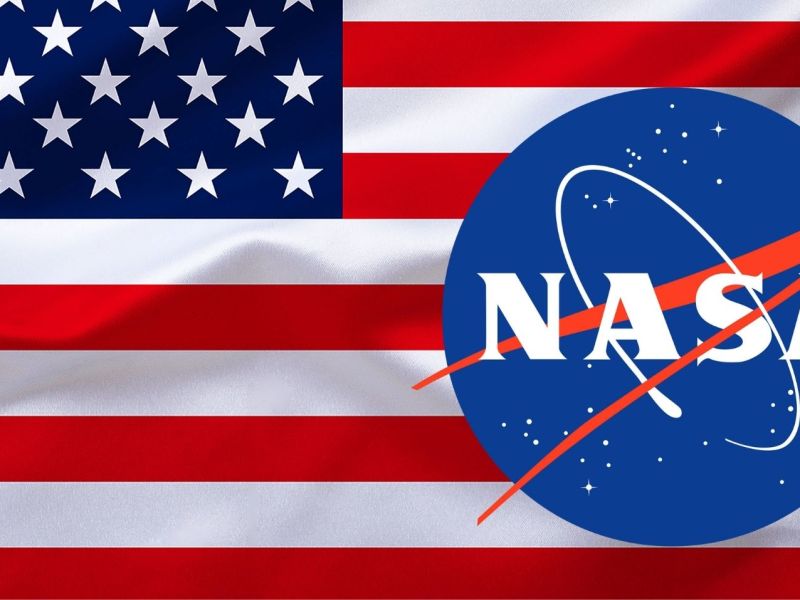 NASA Logo vor amerikanischer Flagge