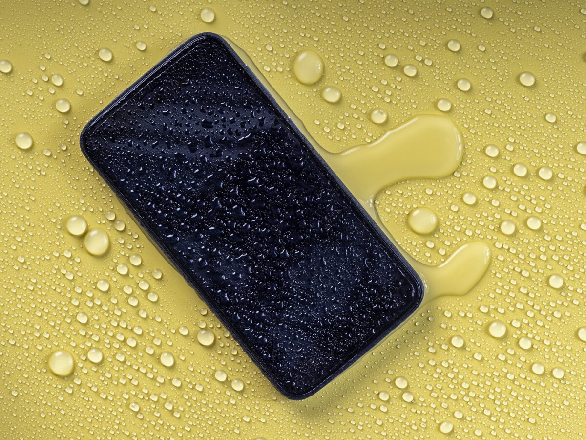 nasses iPhone ins Wasser gefallen