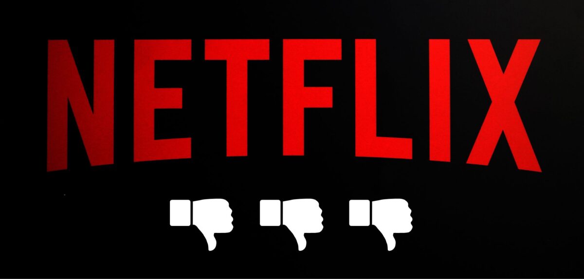 Netflix-Logo mit drei "Daumen runter"-Symbolen