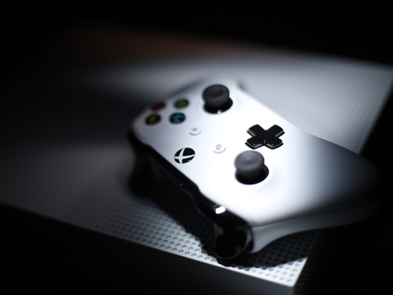 Ein weiÃŸer Xbox One Controller